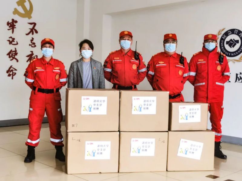 岂曰无衣，与子同袍